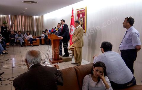 31 mai : conférence de presse de Ali Larayedh au Ministère de l'interieur. Le Ministre a rappelé que la réactivation de la loi n°4 de  1969, régissant le rassemblement en public  et les manifestations et qui autorise l’intervention policière jusqu’à l’usage de balles réelles contre les attaques portant atteinte à la sûreté de l’Etat et des citoyens, est  toujours en vigueur. M. Larayedh a rappelé par la même occasion que l’état d’urgence décrété en Tunisie est toujours de mise. Le ministre de l’intérieur a déclaré que les attaques violentes perpétrées par une catégorie des salafistes contre les libertés individuelles des citoyens et contre les forces de l’ordre sont considérées comme des crimes de droit commun, Ali Larayedh a critiqué au cours de cette conférence certains syndicalistes ayants des appartenances partisanes et les accuse de vouloir provoquer les troubles.