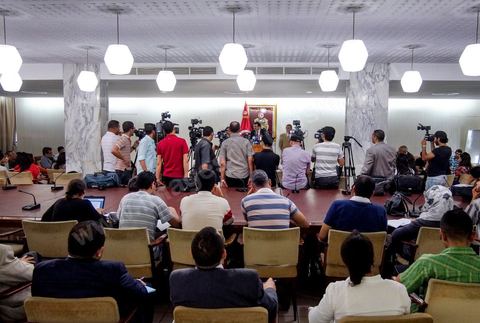 31 mai : conférence de presse de Ali Larayedh au Ministère de l'interieur. Le Ministre a rappelé que la réactivation de la loi n°4 de  1969, régissant le rassemblement en public  et les manifestations et qui autorise l’intervention policière jusqu’à l’usage de balles réelles contre les attaques portant atteinte à la sûreté de l’Etat et des citoyens, est  toujours en vigueur. M. Larayedh a rappelé par la même occasion que l’état d’urgence décrété en Tunisie est toujours de mise. Le ministre de l’intérieur a déclaré que les attaques violentes perpétrées par une catégorie des salafistes contre les libertés individuelles des citoyens et contre les forces de l’ordre sont considérées comme des crimes de droit commun, Ali Larayedh a critiqué au cours de cette conférence certains syndicalistes ayants des appartenances partisanes et les accuse de vouloir provoquer les troubles.