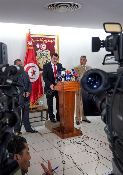 31 mai : conférence de presse de Ali Larayedh au Ministère de l'interieur. Le Ministre a rappelé que la réactivation de la loi n°4 de  1969, régissant le rassemblement en public  et les manifestations et qui autorise l’intervention policière jusqu’à l’usage de balles réelles contre les attaques portant atteinte à la sûreté de l’Etat et des citoyens, est  toujours en vigueur. M. Larayedh a rappelé par la même occasion que l’état d’urgence décrété en Tunisie est toujours de mise. Le ministre de l’intérieur a déclaré que les attaques violentes perpétrées par une catégorie des salafistes contre les libertés individuelles des citoyens et contre les forces de l’ordre sont considérées comme des crimes de droit commun, Ali Larayedh a critiqué au cours de cette conférence certains syndicalistes ayants des appartenances partisanes et les accuse de vouloir provoquer les troubles.