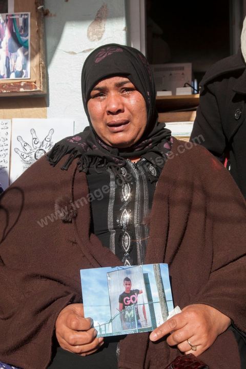 Familles de victimes à Redeyef à l'occasion du 4ème anniversaire du soulèvement du Bassin. Les habitants de Redeyef demandent que les trois victimes de juin 2008 soient reconnues comme des martyrs de révolution.