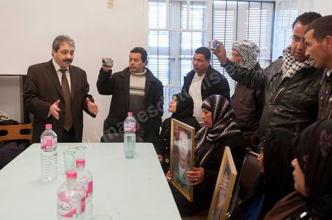 Khallil Ezzaouia, Minisre des affaires sociales, s'explique devant les familles de victimes à Redeyef à l'occasion du 4ème anniversaire du soulèvement du Bassin. Les habitants de Redeyef demandent que les trois victimes de juin 2008 soient reconnues comme des martyrs de révolution.