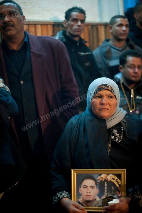 Familles de victimes à Redeyef à l'occasion du 4ème anniversaire du soulèvement du Bassin. Les habitants de Redeyef demandent que les trois victimes de juin 2008 soient reconnues comme des martyrs de révolution.