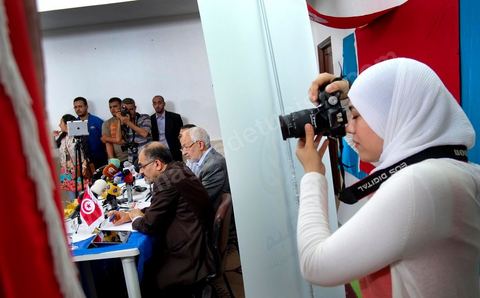 13 juin Cité Ettahrir Tunis : Le chef du parti islamiste Ennahda au pouvoir en Tunisie, Rached Ghannouchi, a appellé mercredi 13 juin au matin lors d'une conférence de presse, la population à descendre dans la rue et à protéger les bâtiments publics vendredi prochain, en réponse aux nouvelles manifestations annoncées le même jour par des salafistes. Symboliquement la conférence de presse a eu lieu à la Cité Ettahrir, une banlieue populaire de Tunis où des affrontements ont eu lieu ces deux derniers jours.
