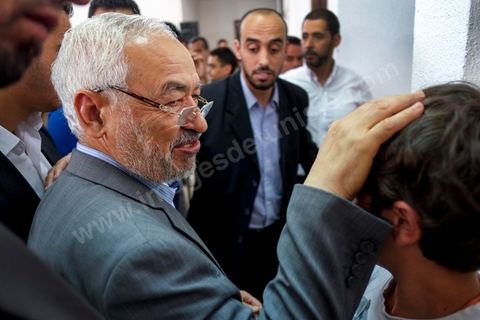 13 juin Cité Ettahrir Tunis : Le chef du parti islamiste Ennahda au pouvoir en Tunisie, Rached Ghannouchi, a appellé mercredi 13 juin au matin lors d'une conférence de presse, la population à descendre dans la rue et à protéger les bâtiments publics vendredi prochain, en réponse aux nouvelles manifestations annoncées le même jour par des salafistes. Symboliquement la conférence de presse a eu lieu à la Cité Ettahrir, une banlieue populaire de Tunis où des affrontements ont eu lieu ces deux derniers jours.