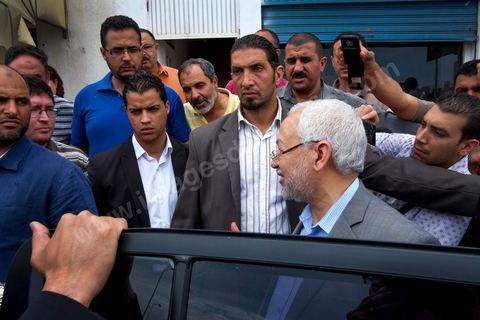13 juin Cité Ettahrir Tunis : Le chef du parti islamiste Ennahda au pouvoir en Tunisie, Rached Ghannouchi, a appellé mercredi 13 juin au matin lors d'une conférence de presse, la population à descendre dans la rue et à protéger les bâtiments publics vendredi prochain, en réponse aux nouvelles manifestations annoncées le même jour par des salafistes. Symboliquement la conférence de presse a eu lieu à la Cité Ettahrir, une banlieue populaire de Tunis où des affrontements ont eu lieu ces deux derniers jours.