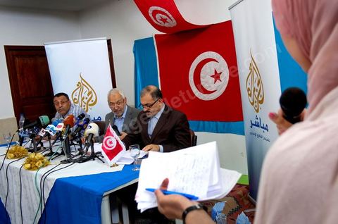 13 juin Cité Ettahrir Tunis : Le chef du parti islamiste Ennahda au pouvoir en Tunisie, Rached Ghannouchi, a appellé mercredi 13 juin au matin lors d'une conférence de presse, la population à descendre dans la rue et à protéger les bâtiments publics vendredi prochain, en réponse aux nouvelles manifestations annoncées le même jour par des salafistes. Symboliquement la conférence de presse a eu lieu à la Cité Ettahrir, une banlieue populaire de Tunis où des affrontements ont eu lieu ces deux derniers jours.