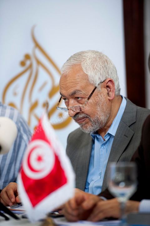 13 juin Cité Ettahrir Tunis : Le chef du parti islamiste Ennahda au pouvoir en Tunisie, Rached Ghannouchi, a appellé mercredi 13 juin au matin lors d'une conférence de presse, la population à descendre dans la rue et à protéger les bâtiments publics vendredi prochain, en réponse aux nouvelles manifestations annoncées le même jour par des salafistes. Symboliquement la conférence de presse a eu lieu à la Cité Ettahrir, une banlieue populaire de Tunis où des affrontements ont eu lieu ces deux derniers jours.