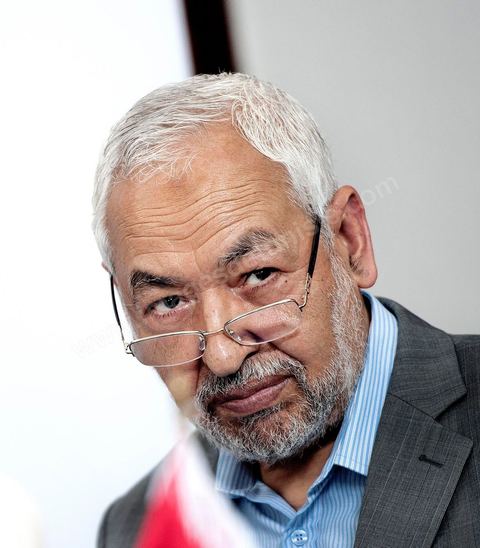 13 juin Cité Ettahrir Tunis : Le chef du parti islamiste Ennahda au pouvoir en Tunisie, Rached Ghannouchi, a appellé mercredi 13 juin au matin lors d'une conférence de presse, la population à descendre dans la rue et à protéger les bâtiments publics vendredi prochain, en réponse aux nouvelles manifestations annoncées le même jour par des salafistes. Symboliquement la conférence de presse a eu lieu à la Cité Ettahrir, une banlieue populaire de Tunis où des affrontements ont eu lieu ces deux derniers jours.