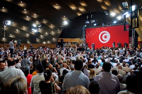 16 juin : Beji Caied Essebsi a annoncé officiellement la création du mouvement politique "Nidaa Tounes" (Appel de la Tunisie) dans un palais des congrès plein à craquer. Au cours de son discours, l'ancien premier ministre a déclaré que l'actuel gouvernement ne peut pas à lui seul sortir le pays de l'impasse. Lors de l’annonce du lancement du nouveau parti, Beji Caied Essebsi a estimé que son but était de réunir tout le monde pour l’intérêt du pays. Il a également insisté pour que l’article numéro un de l’ancienne constitution soit gardé.