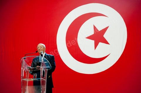 16 juin : Beji Caied Essebsi a annoncé officiellement la création du mouvement politique "Nidaa Tounes" (Appel de la Tunisie) dans un palais des congrès plein à craquer. Au cours de son discours, l'ancien premier ministre a déclaré que l'actuel gouvernement ne peut pas à lui seul sortir le pays de l'impasse. Lors de l’annonce du lancement du nouveau parti, Beji Caied Essebsi a estimé que son but était de réunir tout le monde pour l’intérêt du pays. Il a également insisté pour que l’article numéro un de l’ancienne constitution soit gardé.