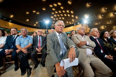 June 16: In the front row were Kamel Morjane, Ahmed Brahim, Taieb Baccouche ... Beji Caied Essebsi officially announced the creation of the political movement “Nidaa Tounes” (Call of Tunisia) in a packed convention center. During his speech, the former prime minister stated that the current government cannot, on its own, break the country out of its deadlock. When announcing the launch of the new party, Beji Caied Essebsi stated that its goal was to bring everyone together for the good of the country. He also insisted that Article 1 of the former constitution be retained. 