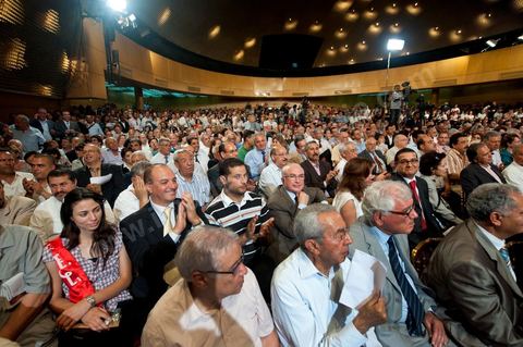 16 juin : Beji Caied Essebsi a annoncé officiellement la création du mouvement politique "Nidaa Tounes" (Appel de la Tunisie) dans un palais des congrès plein à craquer. Au cours de son discours, l'ancien premier ministre a déclaré que l'actuel gouvernement ne peut pas à lui seul sortir le pays de l'impasse. Lors de l’annonce du lancement du nouveau parti, Beji Caied Essebsi a estimé que son but était de réunir tout le monde pour l’intérêt du pays. Il a également insisté pour que l’article numéro un de l’ancienne constitution soit gardé.