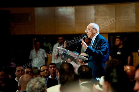 16 juin : Beji Caied Essebsi a annoncé officiellement la création du mouvement politique "Nidaa Tounes" (Appel de la Tunisie) dans un palais des congrès plein à craquer. Au cours de son discours, l'ancien premier ministre a déclaré que l'actuel gouvernement ne peut pas à lui seul sortir le pays de l'impasse. Lors de l’annonce du lancement du nouveau parti, Beji Caied Essebsi a estimé que son but était de réunir tout le monde pour l’intérêt du pays. Il a également insisté pour que l’article numéro un de l’ancienne constitution soit gardé.