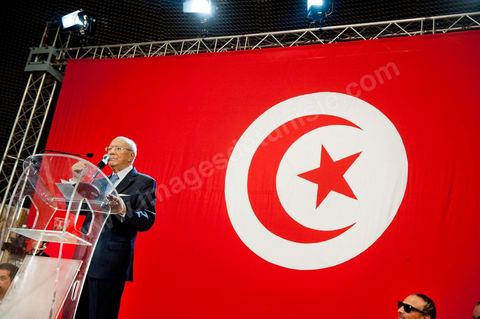 16 juin : Beji Caied Essebsi a annoncé officiellement la création du mouvement politique "Nidaa Tounes" (Appel de la Tunisie) dans un palais des congrès plein à craquer. Au cours de son discours, l'ancien premier ministre a déclaré que l'actuel gouvernement ne peut pas à lui seul sortir le pays de l'impasse. Lors de l’annonce du lancement du nouveau parti, Beji Caied Essebsi a estimé que son but était de réunir tout le monde pour l’intérêt du pays. Il a également insisté pour que l’article numéro un de l’ancienne constitution soit gardé.