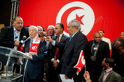 16 juin : Beji Caied Essebsi a annoncé officiellement la création du mouvement politique "Nidaa Tounes" (Appel de la Tunisie) dans un palais des congrès plein à craquer. Au cours de son discours, l'ancien premier ministre a déclaré que l'actuel gouvernement ne peut pas à lui seul sortir le pays de l'impasse. Lors de l’annonce du lancement du nouveau parti, Beji Caied Essebsi a estimé que son but était de réunir tout le monde pour l’intérêt du pays. Il a également insisté pour que l’article numéro un de l’ancienne constitution soit gardé.