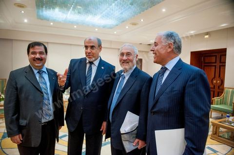 23 juin : Hamadi Jebali, Joseph Stiglitz et Mustapha Kamel Nabli, gouverneur d ela Banque Centrale de Tunis, à quelques jours de son limogeage, au Palais des Congrès de Tunis manifestation pour le "Lancement des Consultations sur le Budget 2013, Préparons l'avenir pour un développement équitable et inclusif d'une Tunisie Nouvelle" présidée par Hamadi Jebali, Premier Ministre Tunisien, avec la présence exceptionnelle de Joseph Stiglitz, Prix Nobel d'Economie 2011 et les membres du gourvenement.