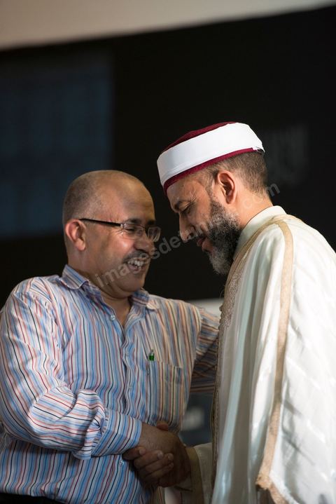 Ridha Belhadj accueille Mokhtar Jebali, prédicateur lors du meeting du Hizb ut Tahrir (parti de la liberation) au parc des expositions, dimanche 24 juin au parc des expositions à la Soukra (banlieue de Tunis). Le Hizb ut Tahrir, un parti internationaliste, partisan de la restauration du califat. Pour l'instant, le parti n'est pas autorisé en Tunisie en raison de sa référence à la religion.