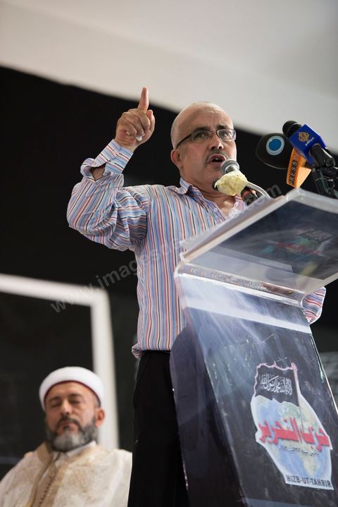 Ridah Belhadj, porte parole du Hizb ut Tahrir (parti de la liberation) lors du meeting, dimanche 24 juin au parc des expositions à la Soukra (banlieue de Tunis). Le Hizb ut Tahrir, un parti internationaliste, partisan de la restauration du califat. Pour l'instant, le parti n'est pas autorisé en Tunisie en raison de sa référence à la religion.