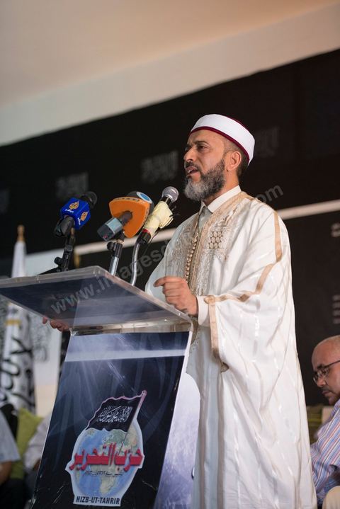 Mokhtar Jbali, prédicateur, au meeting du Hizb ut Tahrir (parti de la liberation), dimanche 24 juin au parc des expositions à la Soukra (banlieue de Tunis). Le Hizb ut Tahrir, un parti internationaliste, partisan de la restauration du califat. Pour l'instant, le parti n'est pas autorisé en Tunisie en raison de sa référence à la religion.