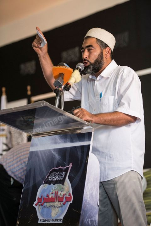 Adel Almi, fondateur d'Al Jamia Al Wassatia Li Tawia Wal Islah (Association centriste de sensibilisation et de réforme) lors du meeting du Hizb ut Tahrir (parti de la liberation) au parc des expositions, dimanche 24 juin au parc des expositions à la Soukra (banlieue de Tunis).