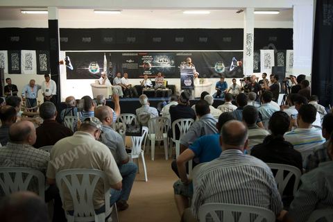 Meeting du Hizb ut Tahrir (parti de la liberation), dimanche 24 juin au parc des expositions à la Soukra (banlieue de Tunis). Le Hizb ut Tahrir, un parti internationaliste, partisan de la restauration du califat. Pour l'instant, le parti n'est pas autorisé en Tunisie en raison de sa référence à la religion.