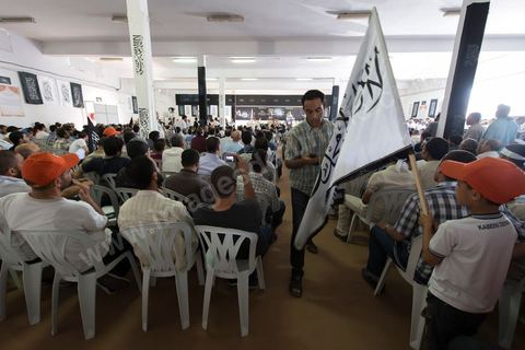 Meeting du Hizb ut Tahrir (parti de la liberation), dimanche 24 juin au parc des expositions à la Soukra (banlieue de Tunis). Le Hizb ut Tahrir, un parti internationaliste, partisan de la restauration du califat. Pour l'instant, le parti n'est pas autorisé en Tunisie en raison de sa référence à la religion.