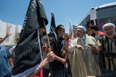 Abdelfatah Mourou pris à partie par des militants du  Hizb ut Tahrir (parti de la liberation) à l'issue d'un meeting, dimanche 24 juin au parc des expositions à la Soukra (banlieue de Tunis). Le Hizb ut Tahrir, un parti internationaliste, partisan de la restauration du califat. Pour l'instant, le parti n'est pas autorisé en Tunisie en raison de sa référence à la religion.