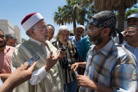 Abdelfatah Mourou pris à partie par des militants du  Hizb ut Tahrir (parti de la liberation) à l'issue d'un meeting, dimanche 24 juin au parc des expositions à la Soukra (banlieue de Tunis). Le Hizb ut Tahrir, un parti internationaliste, partisan de la restauration du califat. Pour l'instant, le parti n'est pas autorisé en Tunisie en raison de sa référence à la religion.