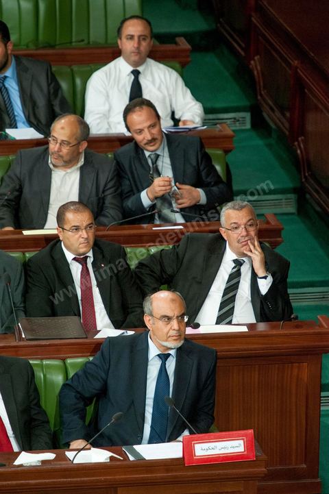 29 juin : Hamadi Jebali, chef du gouvernement (en bas à droite) et juste au dessu à droite Noureddine Bhiri, ministre de la Justice à la séance plénière à l'Assemblée Nationale Constituante avec la présence de Hamadi Jebali, chef du gouvernement, et un grand nombre de ministres. Cette séance plénière a été convoqué pour entendre le gouvernement sur l'affaire de l'extradition de ex-premier ministre libyen Baghdadi Mahmoudi. 