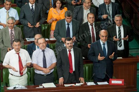 29 juin : Prière pour le pécheur mort suite à attaque de libyens. Hamadi Jebali (bas à droite) chef du gouvernement, avec à ses cotés Ali Laryedh, ministre de l'Intérieur, Samir Dilou, ministre de la Justice transitionnelle et des Droits de l'homme et Abderrazak Kilani, Ministre des relations avec l'Assemblée à la  séance plénière à l'Assemblée Nationale Constituante avec la présence de Hamadi Jebali, chef du gouvernement, et un grand nombre de ministres. Cette séance plénière a été convoqué pour entendre le gouvernement sur l'affaire de l'extradition de ex-premier ministre libyen Baghdadi Mahmoudi. 