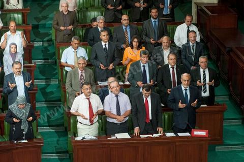 29 juin : Prière pour le pécheur mort suite à attaque de libyens. Hamadi Jebali (bas à droite) chef du gouvernement, avec à ses cotés Ali Laryedh, ministre de l'Intérieur, Samir Dilou, ministre de la Justice transitionnelle et des Droits de l'homme et Abderrazak Kilani, Ministre des relations avec l'Assemblée à la  séance plénière à l'Assemblée Nationale Constituante avec la présence de Hamadi Jebali, chef du gouvernement, et un grand nombre de ministres. Cette séance plénière a été convoqué pour entendre le gouvernement sur l'affaire de l'extradition de ex-premier ministre libyen Baghdadi Mahmoudi. 