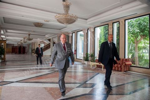 June 29: Mustapha Ben Jaafar arrived at the National Constituent Assembly for the plenary session, which was attended by Hamadi Jebali, head of government, and a large number of ministers. This plenary session was convened to hear the government's statement on the extradition case involving former Libyan Prime Minister Baghdadi Mahmoudi. 