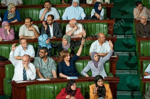 29 juin : député Ennahdha votant à main levée à la séance plénière à l'Assemblée Nationale Constituante avec la présence de Hamadi Jebali, chef du gouvernement, et un grand nombre de ministres. Cette séance plénière a été convoqué pour entendre le gouvernement sur l'affaire de l'extradition de ex-premier ministre libyen Baghdadi Mahmoudi. 