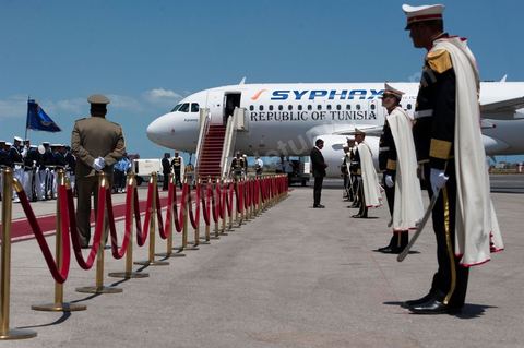 17 juillet : départ à Tunis à bord d'un avion de la nouvelle compagnie aérienne tunisienne Syphax Airlines au 1er jour de la visite officielle de Moncef Marzouki, Président de la République tunisienne à Paris et Marseille