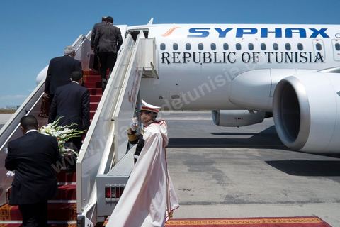 17 juillet : départ à Tunis à bord d'un avion de la nouvelle compagnie aérienne tunisienne Syphax Airlines au 1er jour de la visite officielle de Moncef Marzouki, Président de la République tunisienne à Paris et Marseille