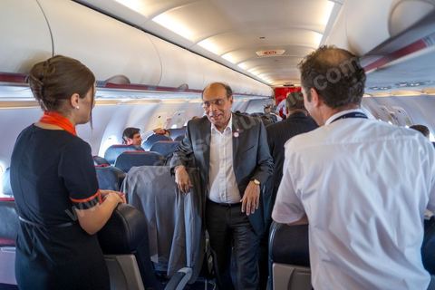 July 17: On the plane, the president greets the members of the delegation accompanying him on the first day of the official visit to Paris and Marseille by Moncef Marzouki, President of the Republic of Tunisia