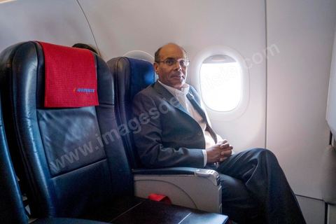July 17: On the plane, the president greets the members of the delegation accompanying him on the first day of the official visit to Paris and Marseille by Moncef Marzouki, President of the Republic of Tunisia