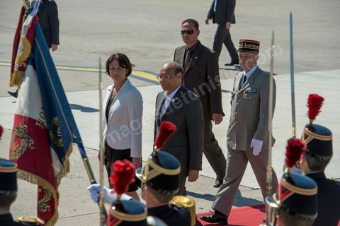 17 juillet : Accueil du président Marzouki à l'aéroport d'Orly par Sylvia Pinel, ministre déléguée à l'artisanat, au commerce et au tourisme, au 1er jour de la visite officielle de Moncef Marzouki, Président de la République tunisienne à Paris et Marseille
