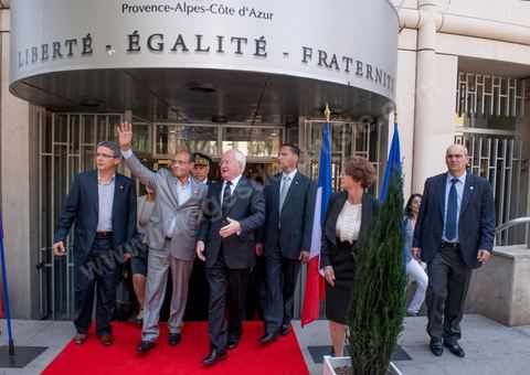 19 juillet : bain de foule à la sortie du au Palais de la Région PACA Moncef Marzouki et Michel Vauzelle, président de la région PACA au 3éme jour de la visite officielle de Moncef Marzouki, Président de la République tunisienne à Paris et Marseille.