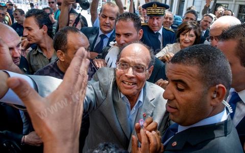 19 juillet : bain de foule à la sortie du au Palais de la Région PACA Moncef Marzouki et Michel Vauzelle, président de la région PACA au 3éme jour de la visite officielle de Moncef Marzouki, Président de la République tunisienne à Paris et Marseille.