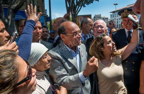 19 juillet : bain de foule à la sortie du au Palais de la Région PACA Moncef Marzouki et Michel Vauzelle, président de la région PACA au 3éme jour de la visite officielle de Moncef Marzouki, Président de la République tunisienne à Paris et Marseille.