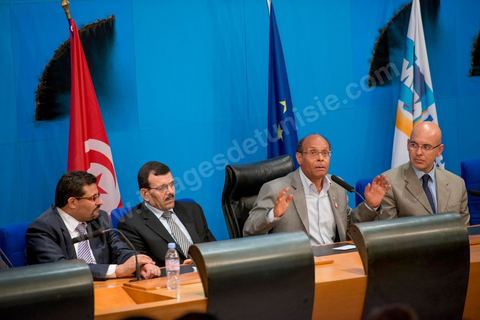 19 juillet : Rencontre du président et des ministres avec des représentants tunisien de la société civile pour des echanges sur les soucis des émigrés tunisiens en France au 3éme jour de la visite officielle de Moncef Marzouki, Président de la République tunisienne à Paris et Marseille.