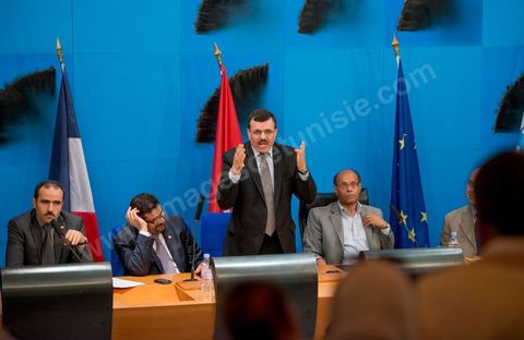 19 juillet : Rencontre du président et des ministres avec des représentants tunisien de la société civile pour des echanges sur les soucis des émigrés tunisiens en France au 3éme jour de la visite officielle de Moncef Marzouki, Président de la République tunisienne à Paris et Marseille.