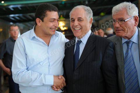 Mustapha Kamel Nabli, gouverneur de la Banque central, salué par Iyadh Dahmani (Joumhouri, à gauche) et Salah Chouaib (ex-Takatol, à droite) après avoir été entendu par l'Assemblée Constituante le 18 juillet 2012.