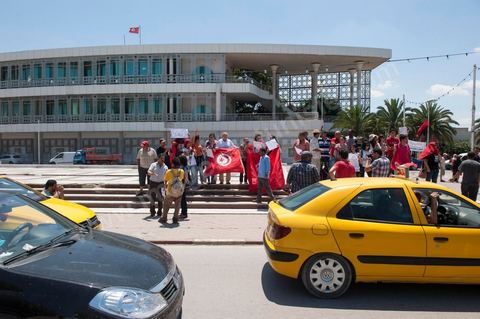 25 juillet : Manifestqtion de quelques individus qui compare le gouvernement actuel à une république bannanière lors de la commémoration du 55ème anniversaire de la République tunisienne avec les discours des 3 présidents à l'Assemblée Nationale Constituante.