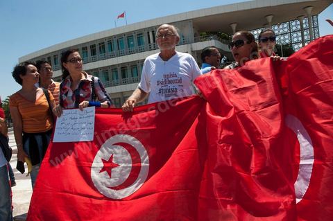 25 juillet : Manifestqtion de quelques individus qui compare le gouvernement actuel à une république bannanière lors de la commémoration du 55ème anniversaire de la République tunisienne avec les discours des 3 présidents à l'Assemblée Nationale Constituante.