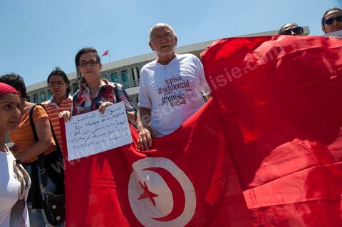 25 juillet : Manifestqtion de quelques individus qui compare le gouvernement actuel à une république bannanière lors de la commémoration du 55ème anniversaire de la République tunisienne avec les discours des 3 présidents à l'Assemblée Nationale Constituante.