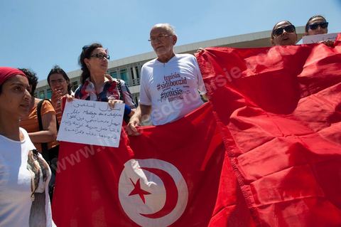 25 juillet : Manifestqtion de quelques individus qui compare le gouvernement actuel à une république bannanière lors de la commémoration du 55ème anniversaire de la République tunisienne avec les discours des 3 présidents à l'Assemblée Nationale Constituante.