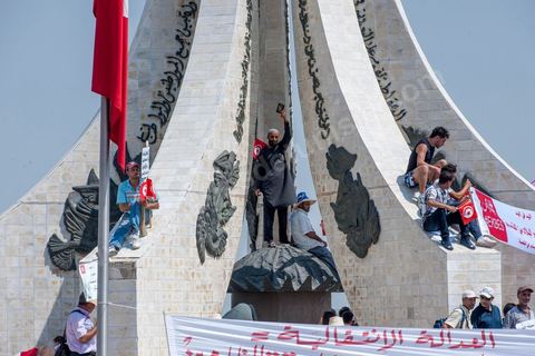 9 septembre 2012 : place de la Kasbah à Tunis, pour le second vendred,i la jeunesse d'Ennahdha (parti au pouvoir) organise une manifestation en soutien au gouvernement et pour faire dégager les anciens du RCD (parti du président déchu Ben Ali). A peine un millier de manifestants la semaine dernière, cette semaine, grâce à de très nombreux bus les manifestants atteignirent les quelques 10 000 lors de la grande prière du vendredi.