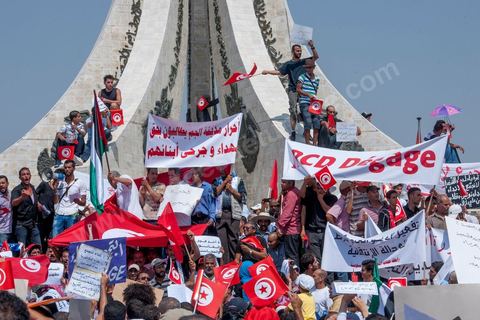 9 septembre 2012 : place de la Kasbah à Tunis, pour le second vendred,i la jeunesse d'Ennahdha (parti au pouvoir) organise une manifestation en soutien au gouvernement et pour faire dégager les anciens du RCD (parti du président déchu Ben Ali). A peine un millier de manifestants la semaine dernière, cette semaine, grâce à de très nombreux bus les manifestants atteignirent les quelques 10 000 lors de la grande prière du vendredi.